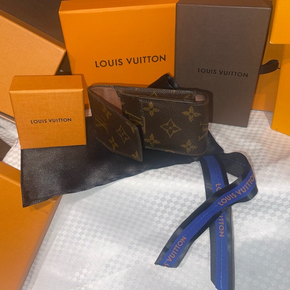 Louis Vuitton Logo Print Case. Satin Dust Bag. - Picture 4 of 9